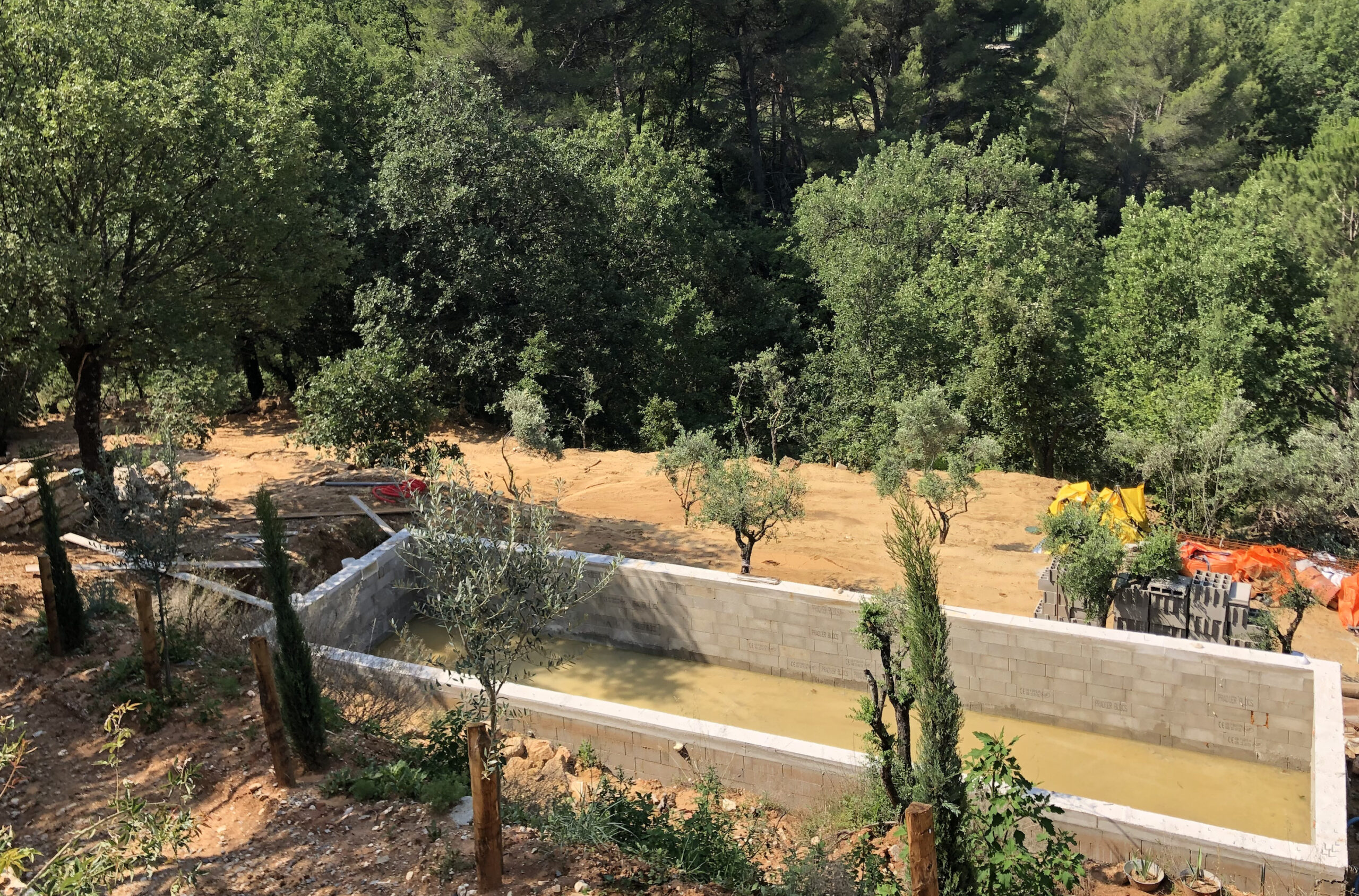Piscine : bassin de nage en cours à Rousillon