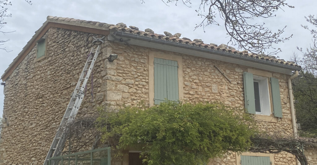 Réfection de couvreture en tuiles anciennes à Saint-Saturnin-lès-Apt.