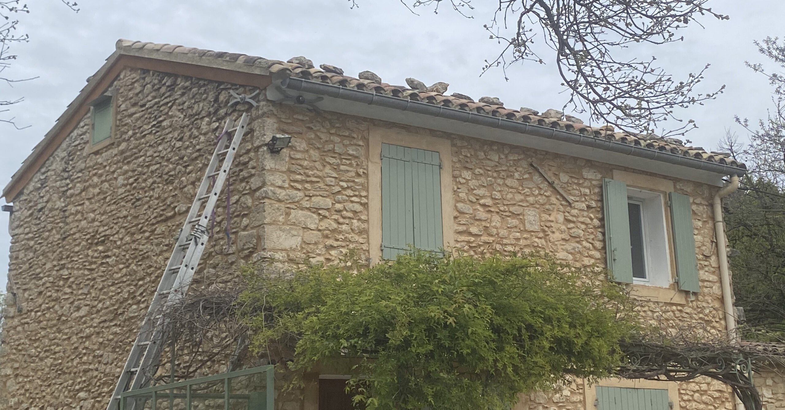 Réfection de couvreture en tuiles anciennes à Saint-Saturnin-lès-Apt.