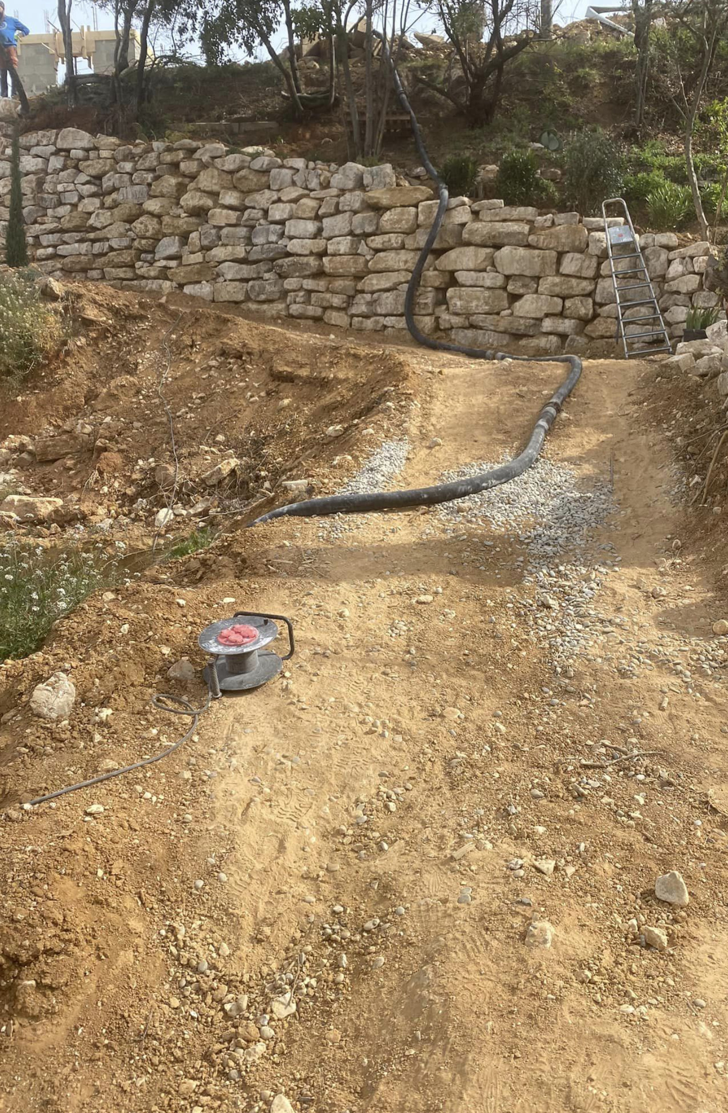 Acces difficile, Cheminement du béton à 150 mètres depuis le lieu de livraison pour le projet bassin de nage à Rousillon.