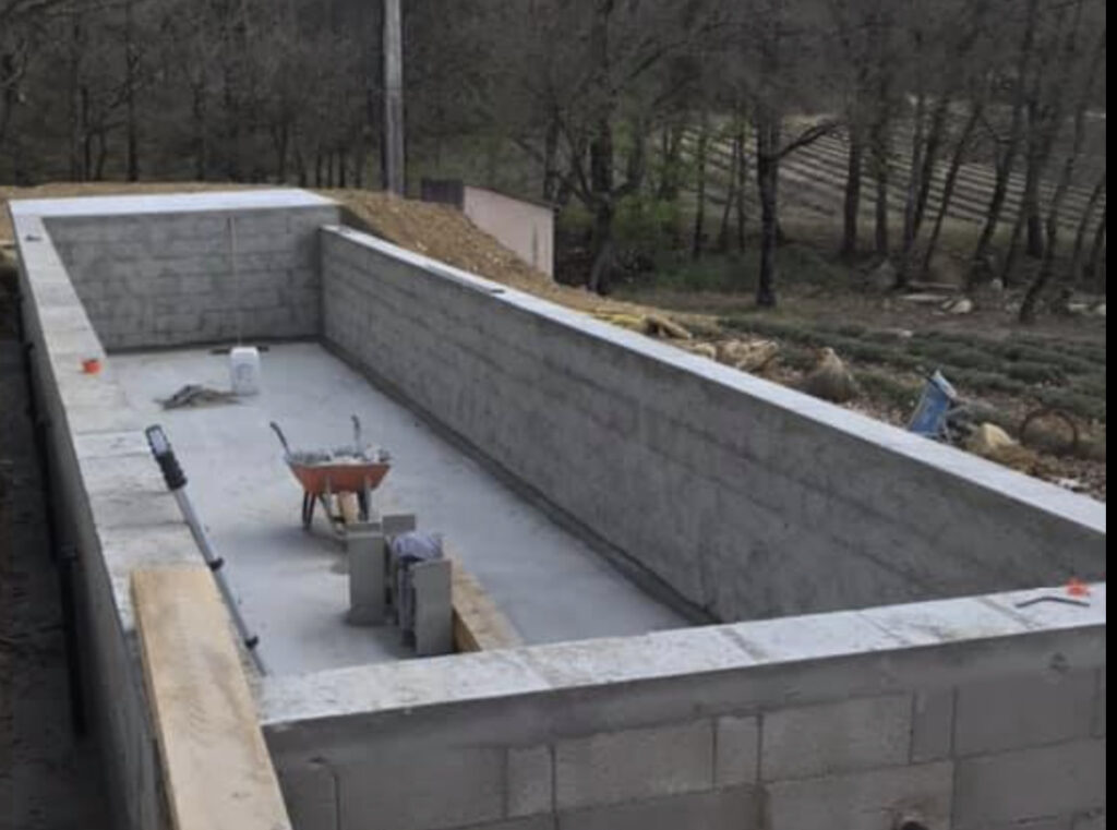 Création d'un bassin à débordement de 15 x 4,00 mètres à Saint martin de castilon.
