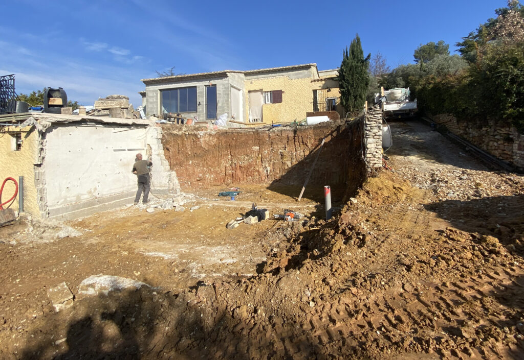 Démolition pour laisser place à une extension de 200 m2 à Rousillon