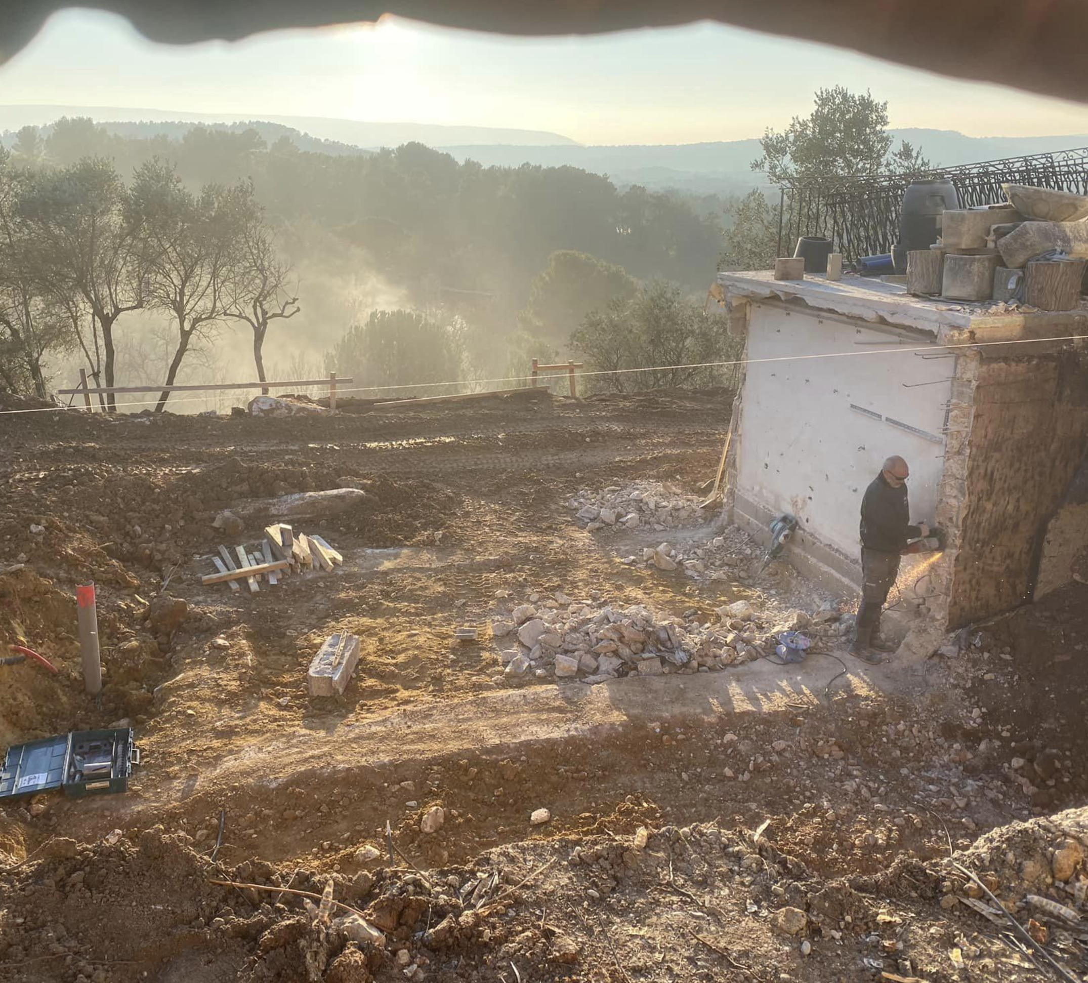 Démolition, terrassement pour la création d'une extension à Rousillon