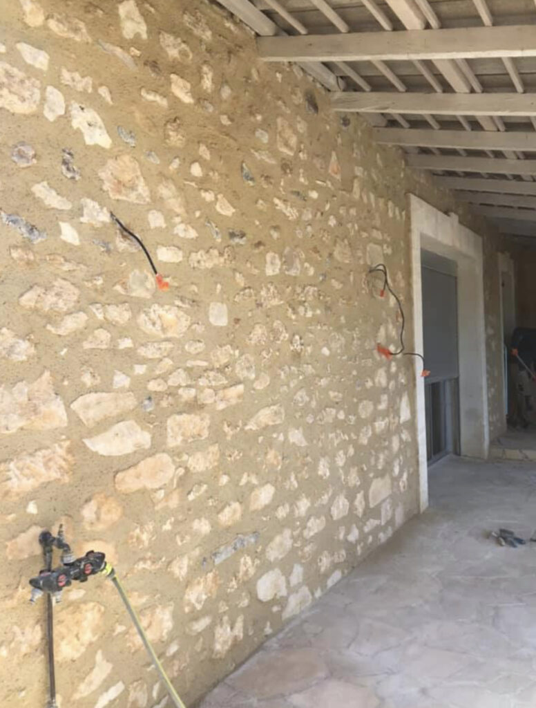 Réalisation de joitoiment à partir de sable 0:4 et chaux naturelle, finition graté projet à Gargas.
