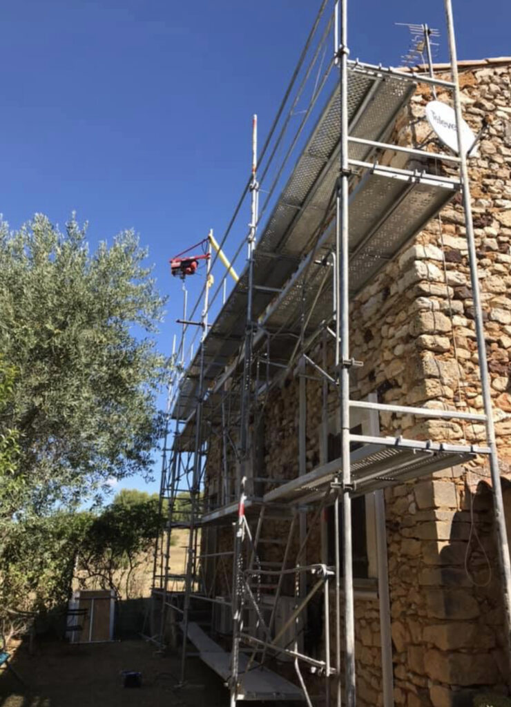 Réalisation des joints de chaux sur un Mazet en pierres à Gargas