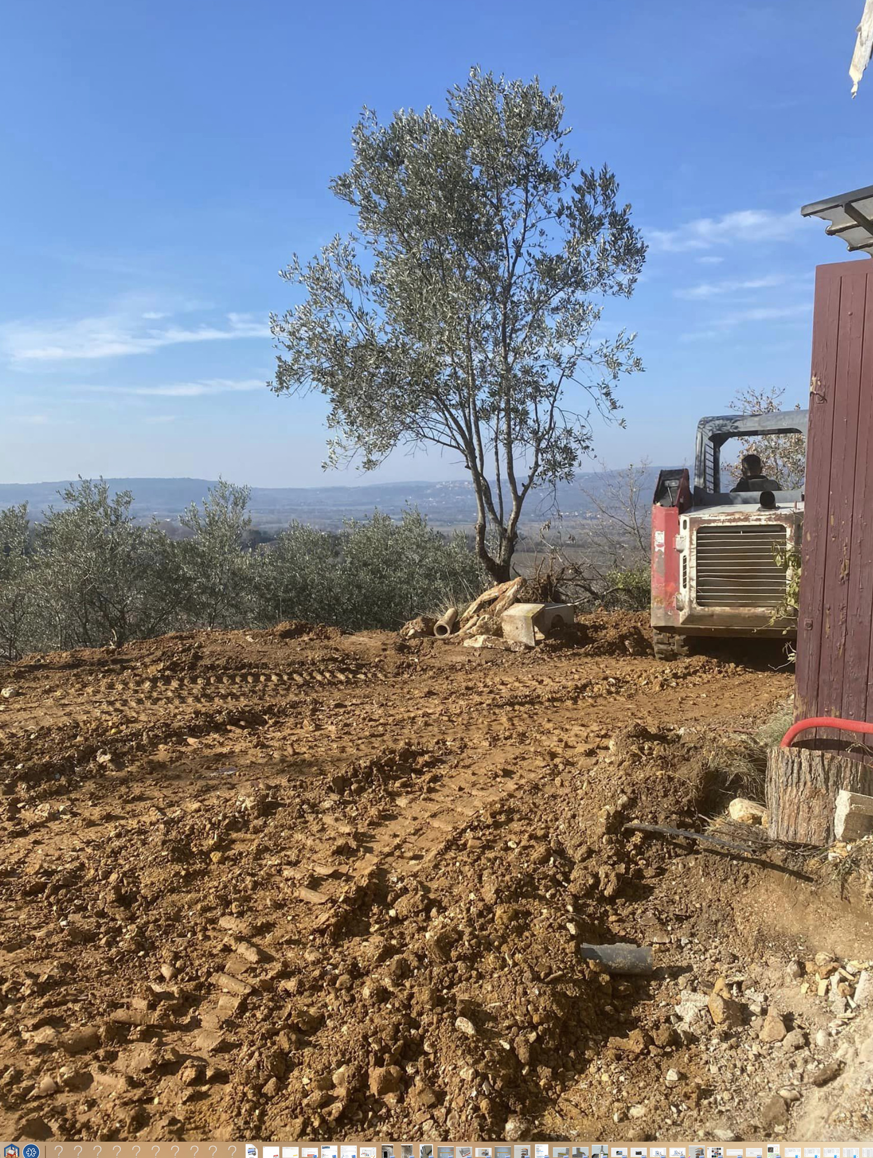 Terrassement en cours projet extension d'un habitation à Rousillon