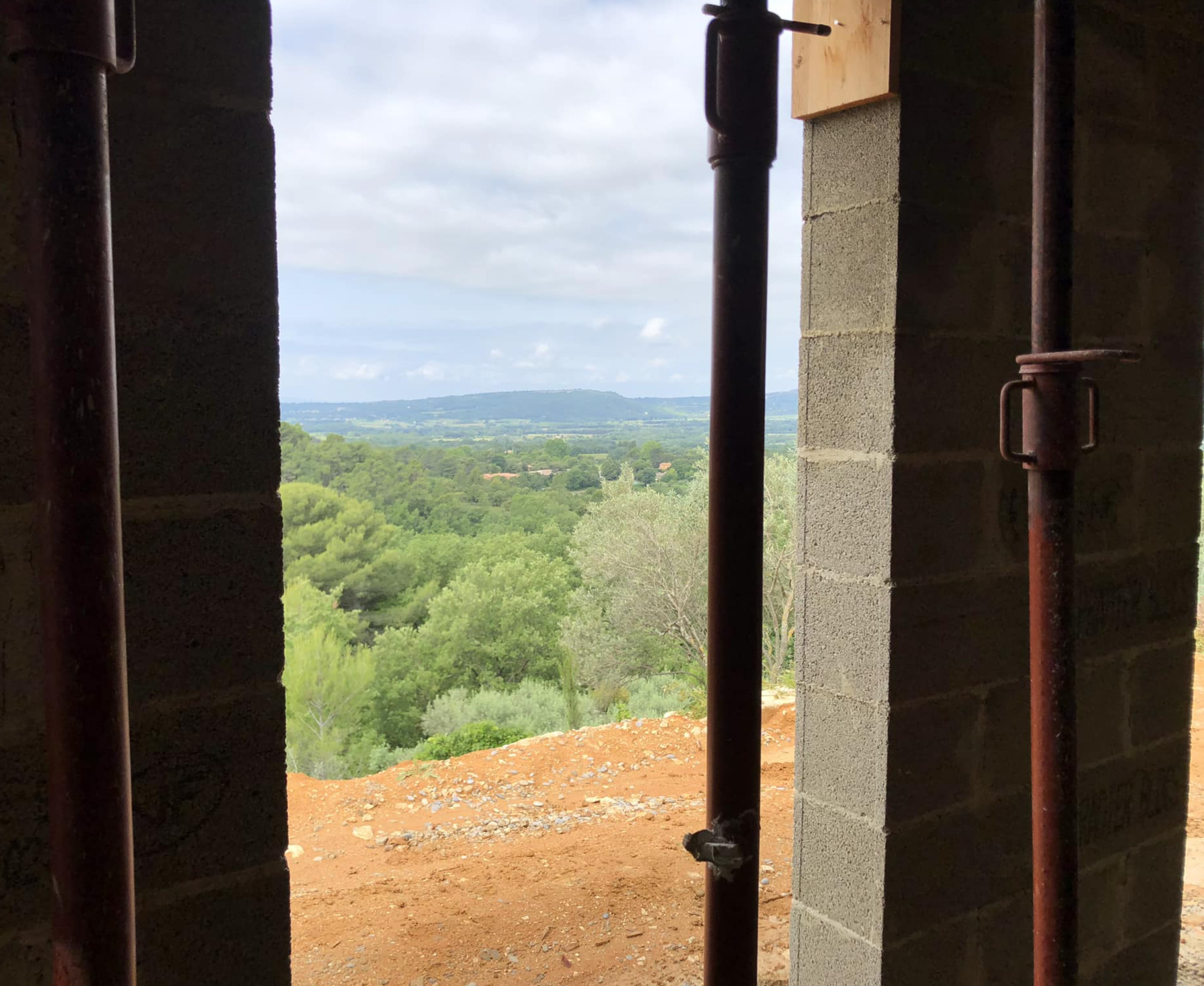 Vue dégagée sur le Luberon depuis l'atelier d'artiste en cours de construction à Roussillon